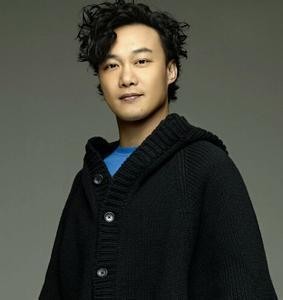 陈奕迅因意外睾丸受伤（陈奕迅曾当众脱裤子露臀）