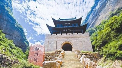 ​剑阁峥嵘而崔嵬，一夫当关万夫莫开——探秘剑门关的雄伟与传奇