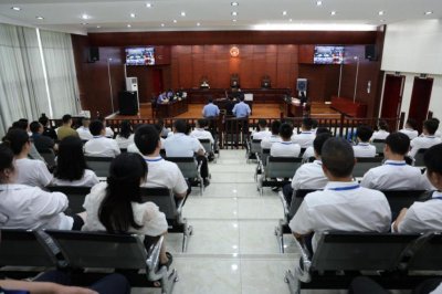 ​四川一90后干部现场忏悔：对不起父母和妻子，其同事旁听后表示受到极大震撼