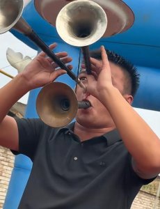 ​陕西一男子口鼻同时吹三唢呐吹到流鼻血，当事人：天气太热导致，表演要对得起