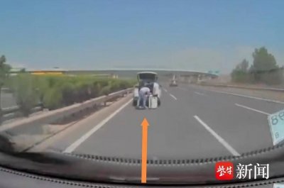 ​触目惊心！前车爆胎人员未及时撤离，后车开“智驾”追尾致两死