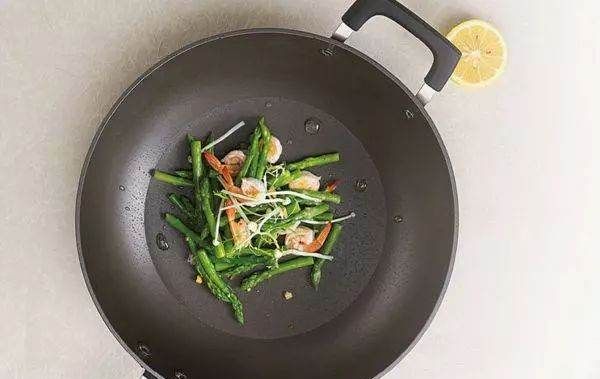 铁锅涂层掉了还能用,铁锅上的涂层掉了还可以继续用吗图9