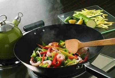 铁锅涂层掉了还能用,铁锅上的涂层掉了还可以继续用吗图11