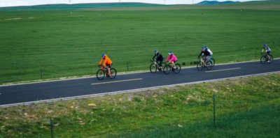 ​董宇辉出走1年，东方甄选股价暴涨超200%，正在内蒙古“游山玩水”的俞敏洪，