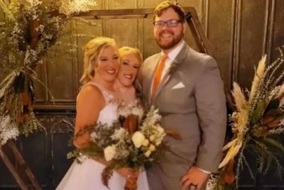 ​美国连体双胞胎姐妹，其中一人疑似生子