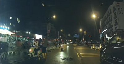 ​三男子凌晨街头欲将一疑似醉酒女子抬上车，路过车主及时喝止并送派出所，深圳