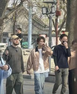 ​35岁鹿晗寺庙拍片被偶遇！生图状态太能打，岁月对他开了滤镜？