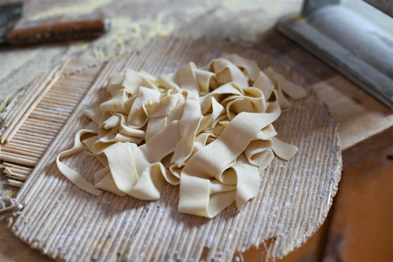 农村大妈做野生黄河鲤鱼,二十五块钱一斤,笑称比猪肉还便宜