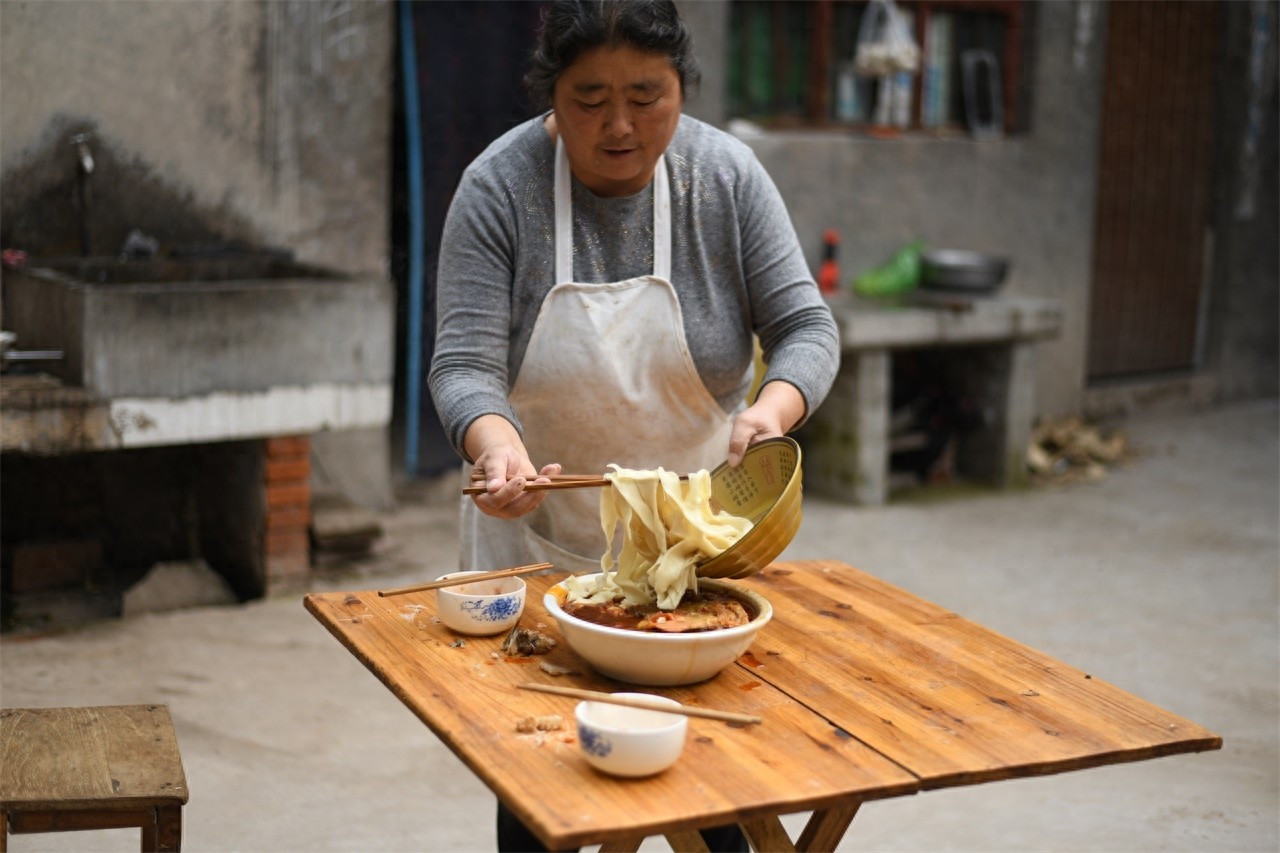 农村大妈做野生黄河鲤鱼,二十五块钱一斤,笑称比猪肉还便宜