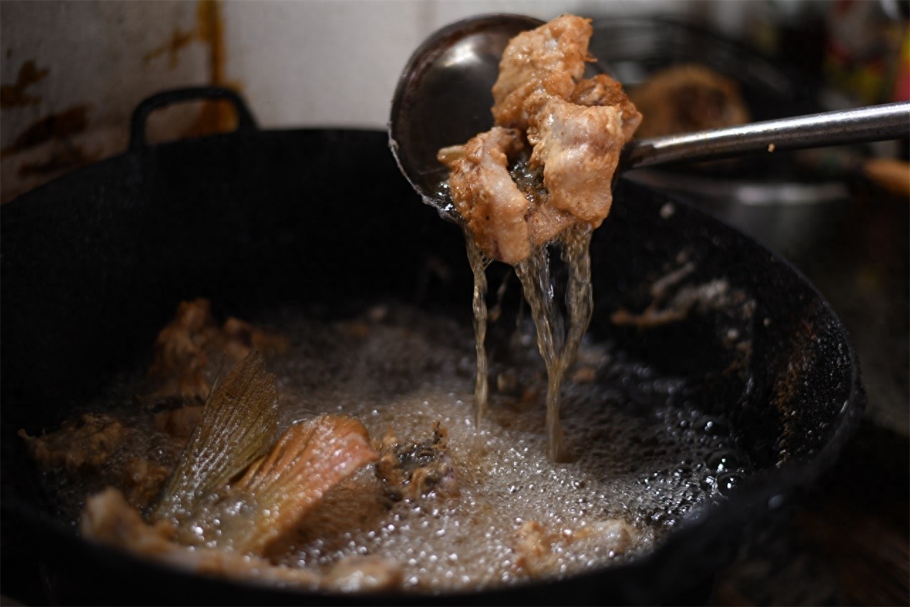 农村大妈做野生黄河鲤鱼,二十五块钱一斤,笑称比猪肉还便宜