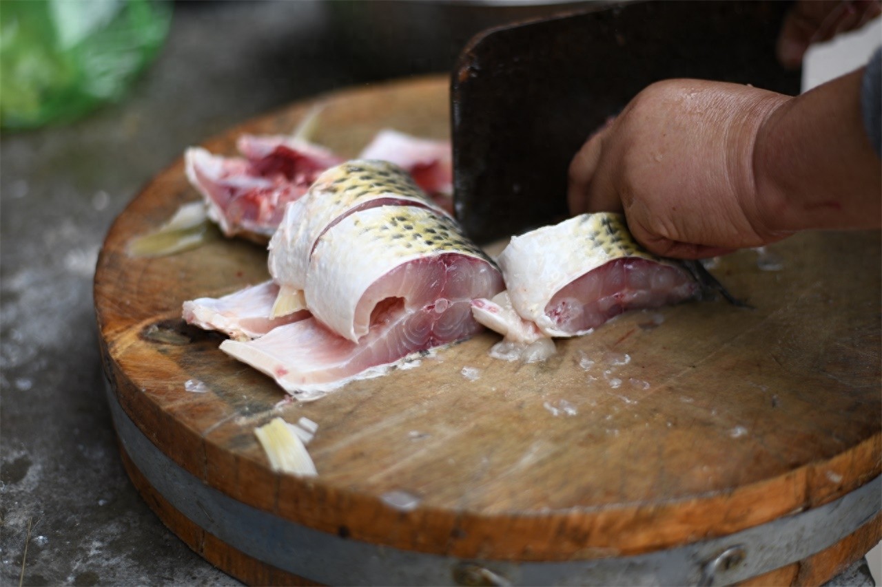农村大妈做野生黄河鲤鱼,二十五块钱一斤,笑称比猪肉还便宜