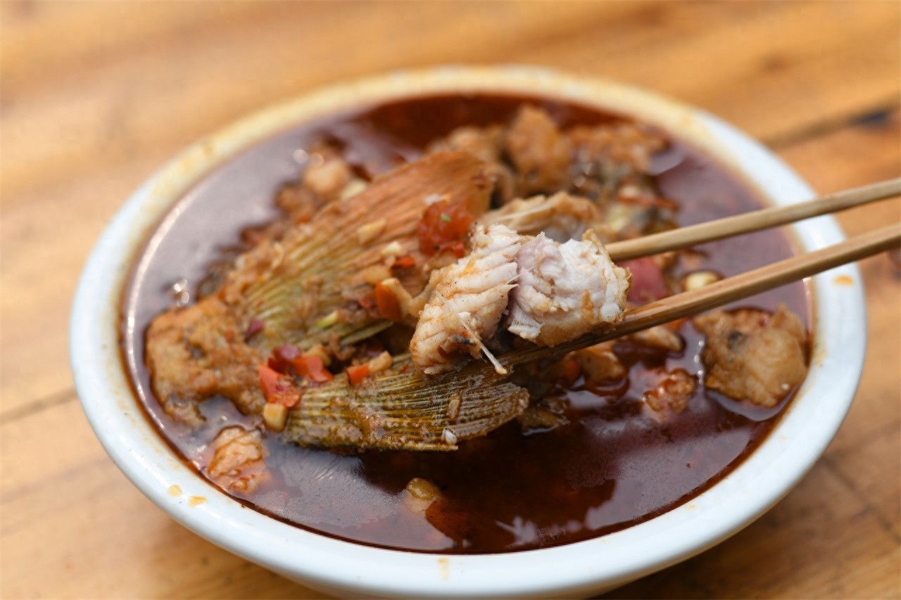 农村大妈做野生黄河鲤鱼,二十五块钱一斤,笑称比猪肉还便宜