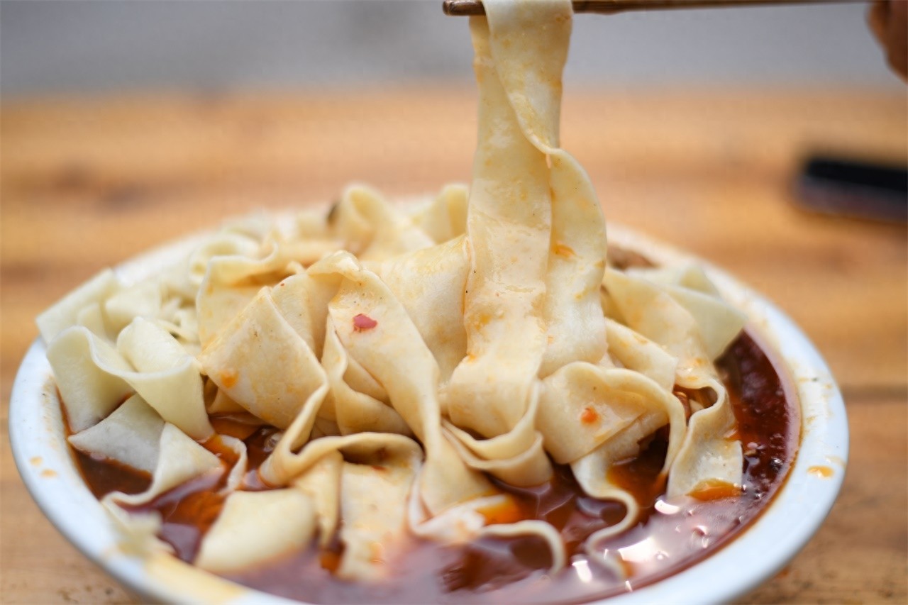 农村大妈做野生黄河鲤鱼,二十五块钱一斤,笑称比猪肉还便宜