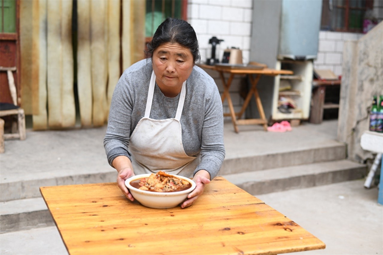 农村大妈做野生黄河鲤鱼,二十五块钱一斤,笑称比猪肉还便宜