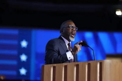 ​美芝加哥市长强硬回应特朗普“派兵”威胁：绝不屈服