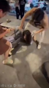 ​女子疑似持刀追赶小孩，被2名男子制服！警方回应