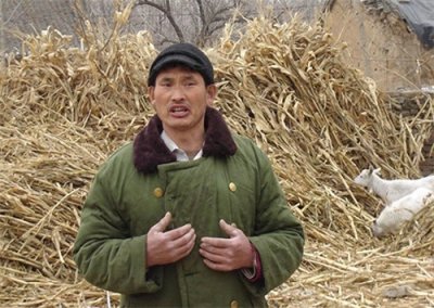 ​大衣哥遭老人提行李堵门“借钱”，被拒后在村中住下，后续来了！