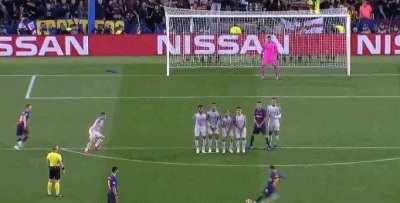 ​梅西 vs C罗：绝代双骄之任意球篇，到底谁是任意球之王？