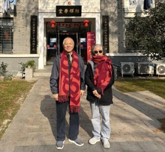 ​70岁+贤伉俪乘地铁低调回母校捐赠1个亿 不曾想事迹登上了人民日报