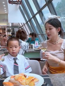 ​德云社烧饼妻子发文，盛装参加儿子毕业典礼，仪式感拉满