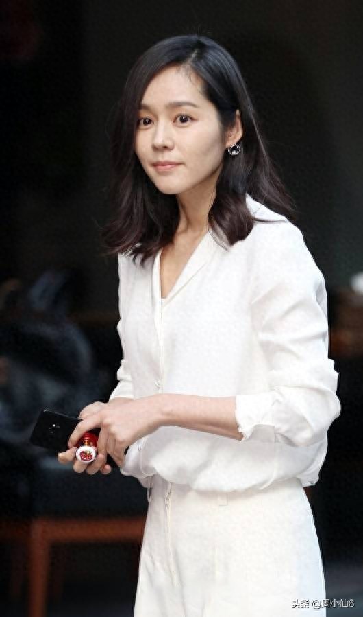 明星韩佳人，韩国娱乐圈影视演员，被誉为韩国“媚鼻女王”