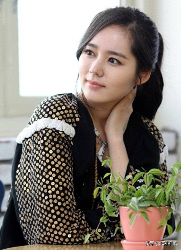 明星韩佳人，韩国娱乐圈影视演员，被誉为韩国“媚鼻女王”