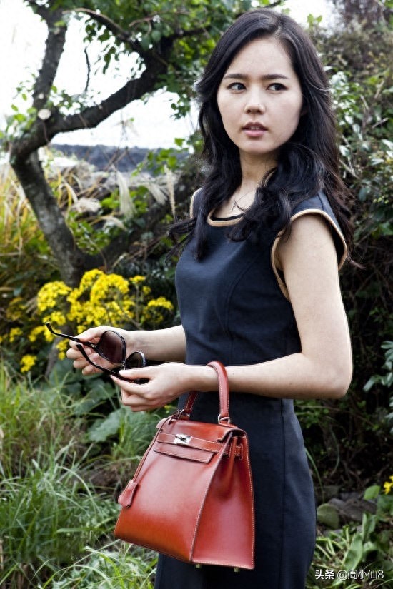 明星韩佳人，韩国娱乐圈影视演员，被誉为韩国“媚鼻女王”