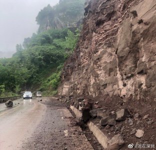 ​龙罗路出现落石 雨天行车需谨慎