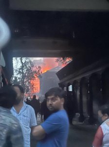 ​在尼泊尔中国公民讲述动荡生活：政府建筑被冲击，店铺被打砸