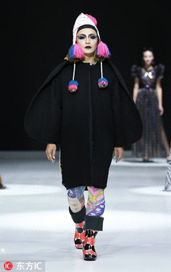 “千面男爵”陈志朋穿20厘米无跟鞋走T台,每个造型妖艳辣眼睛