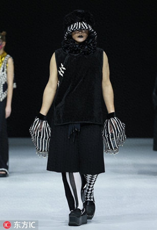 “千面男爵”陈志朋穿20厘米无跟鞋走T台,每个造型妖艳辣眼睛