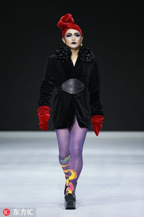 “千面男爵”陈志朋穿20厘米无跟鞋走T台,每个造型妖艳辣眼睛