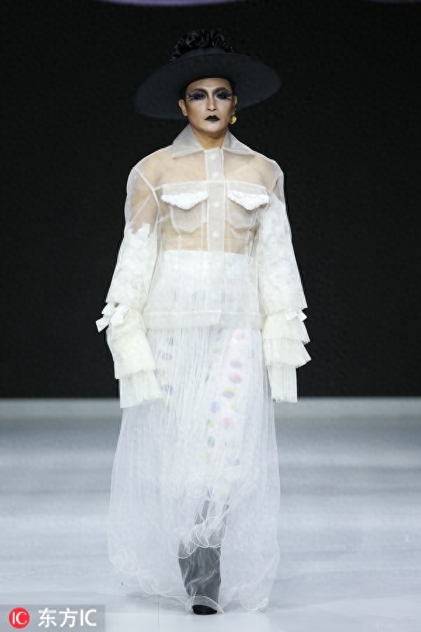 “千面男爵”陈志朋穿20厘米无跟鞋走T台,每个造型妖艳辣眼睛