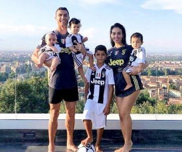 ​C罗的三个女儿、二个儿子、未婚女朋友，非常幸福的一个大家庭