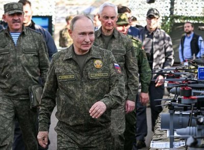 ​普京身着军装出席俄白“西方-2025”联合军演