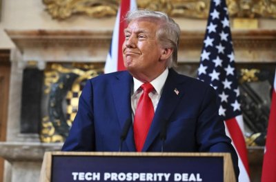 ​特朗普结束访英返美前 因直升机故障改乘备用机