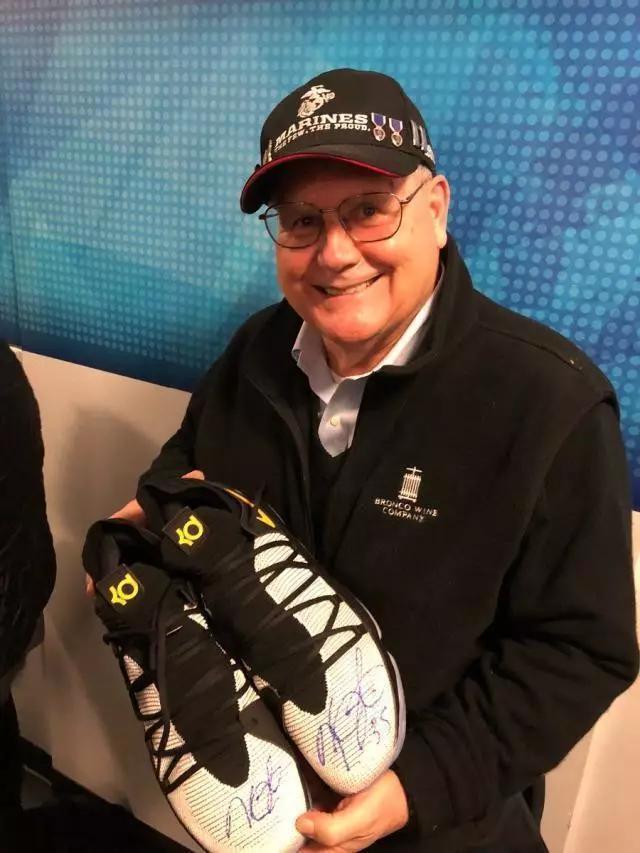 尴尬!杜兰特无意砸到场边“海军”老球迷,赠送签名球鞋以示歉意