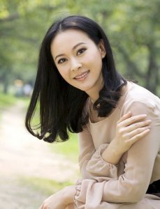 ​适合38岁女人的中长发型，流行美中年烫发发型！