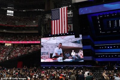 ​马斯克和特朗普在追悼会上重逢，握手聊天似“破冰”，却也引发争议