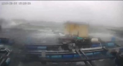 ​台风“桦加沙”过境：海水倒灌，货车被吹侧翻