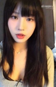 ​汪峰女儿晒自拍，轻露事业线，脸蛋潮红颜值很高，不输后妈章子怡