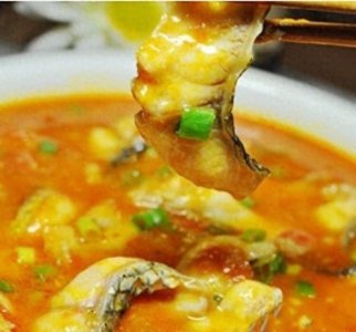 ​自己在家做番茄鱼锅，二十块钱搞定，鲜美可口，鱼肉嫩滑好吃实惠