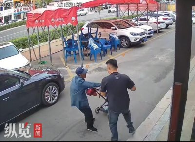 ​吉林一饭店老板出手扶住将要摔倒的老人，当事人：因周边无人当时有些犹豫，但