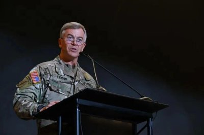 ​特朗普话音刚落，上将、司令宣布辞职