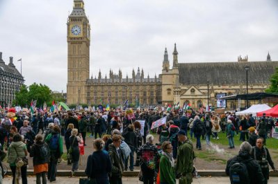 ​拒绝白宫索要藏品，总统图书馆馆长“被辞职”