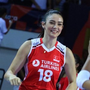 ​国外女排颜值担当，哈萨克的莎宾娜与土耳其的泽赫拉，没异议吧？