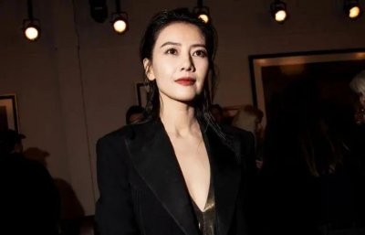 ​中韩女星秀场生图PK！44岁高圆圆完胜，29岁郑秀晶脸垮