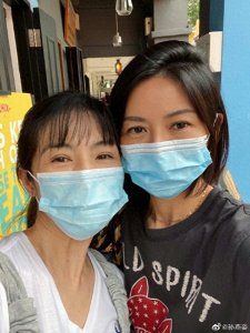 ​孙燕姿与闺蜜杨采妮聚会，两人素颜暴露年龄，令人感叹女神也老了