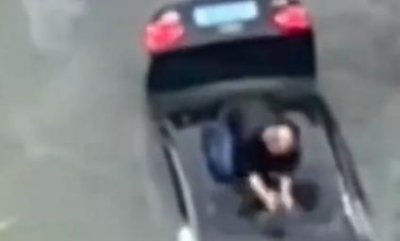 ​奥迪车疑似避让电动车撞上围栏，失控坠河！目击者：事故因一名老年妇女闯红灯