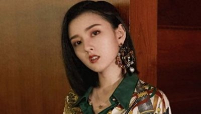 ​宋祖儿拍照总是张着嘴，然而闭嘴照片曝光后，都说太震惊了